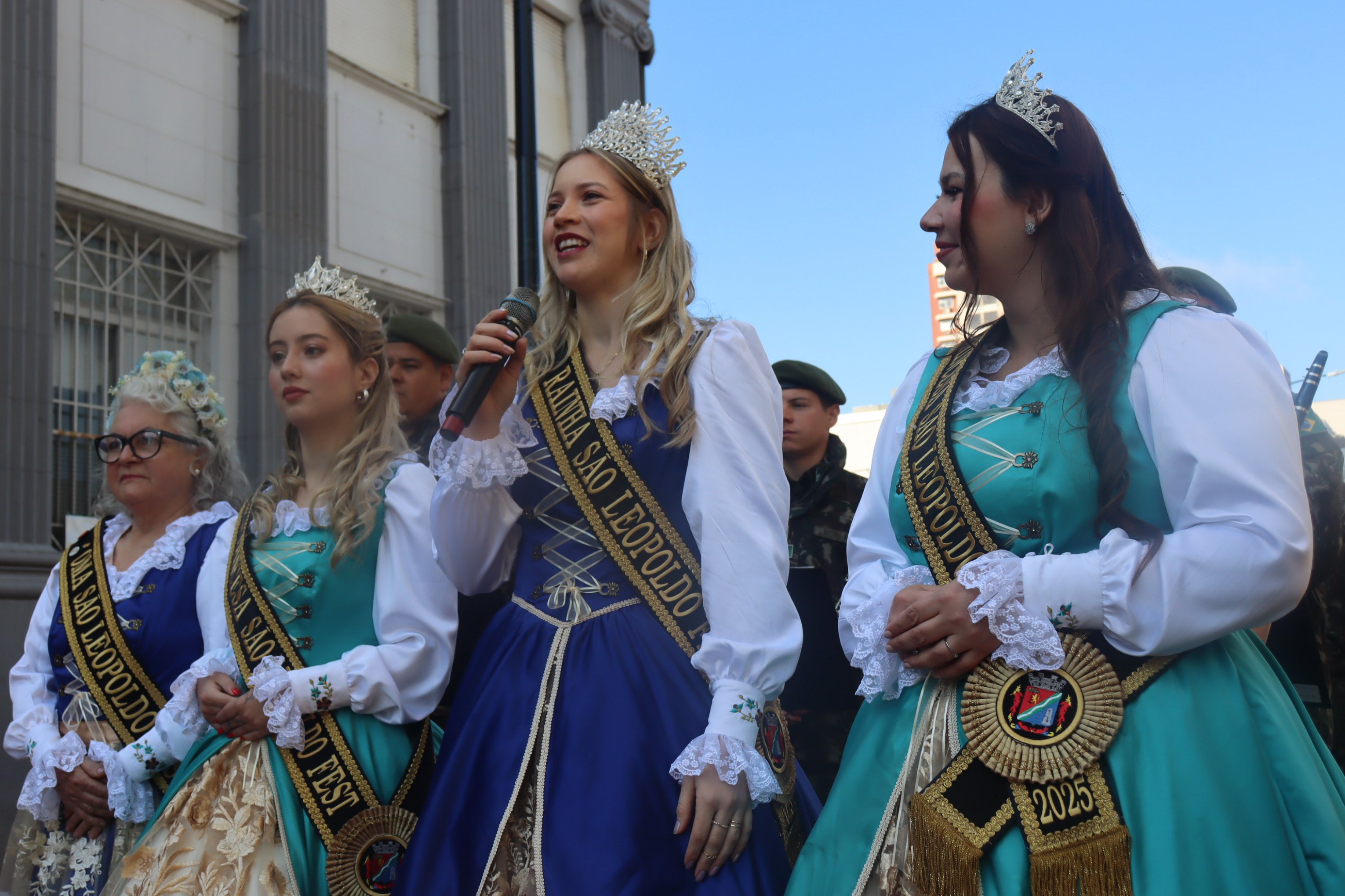 Corte da São Leopoldo Fest na abertura do Viva São Léo - Oma, Cacilda, segunda princesa, Nicoly, rainha Amanda e primeira princesa Elisângela