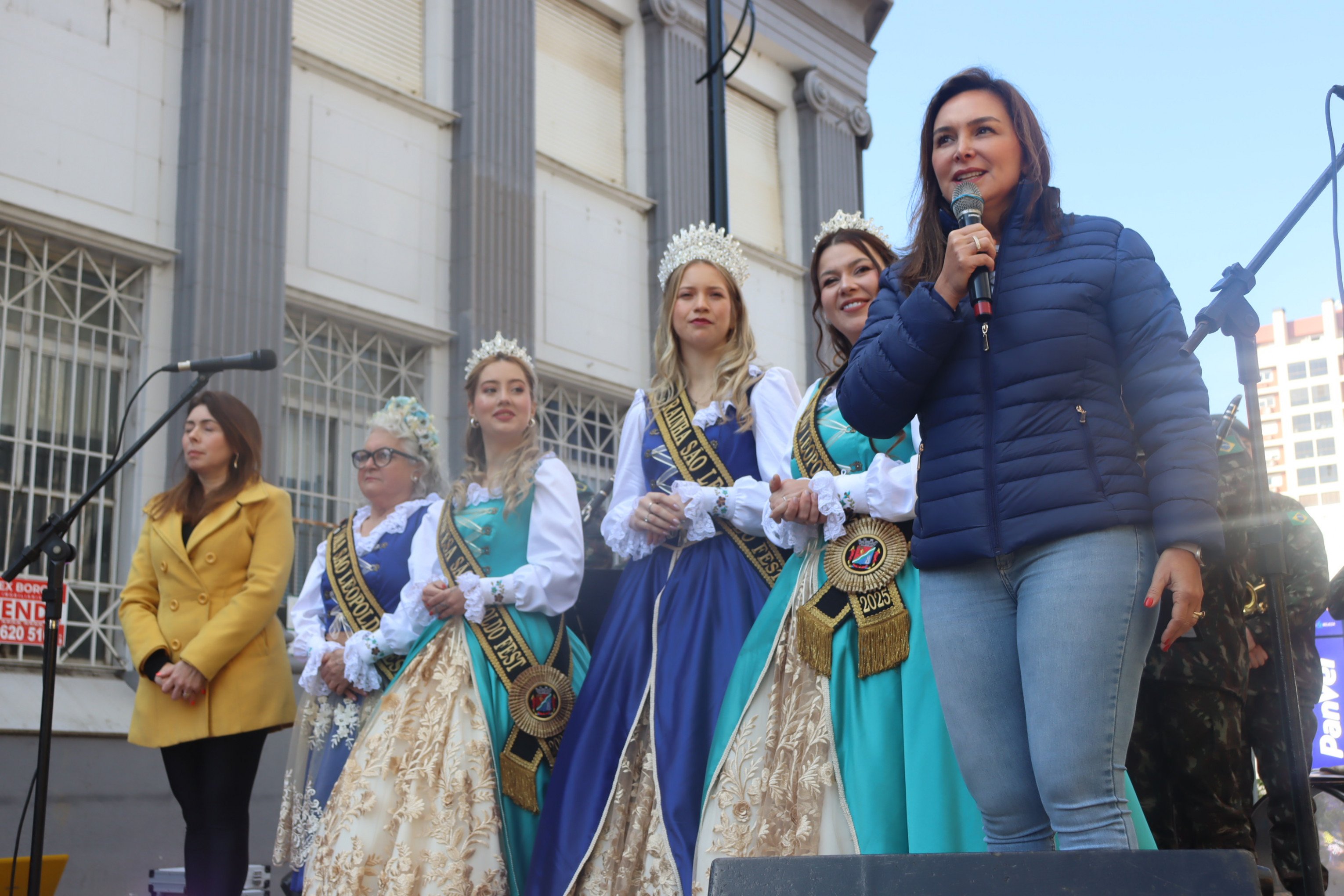 Secretária de Cultura e Relações Internacionais (Secult), Lionella Goulart, corte da São Leopoldo Fest, e a vice-prefeita, Regina Caetano, na abertura do Viva São Léo