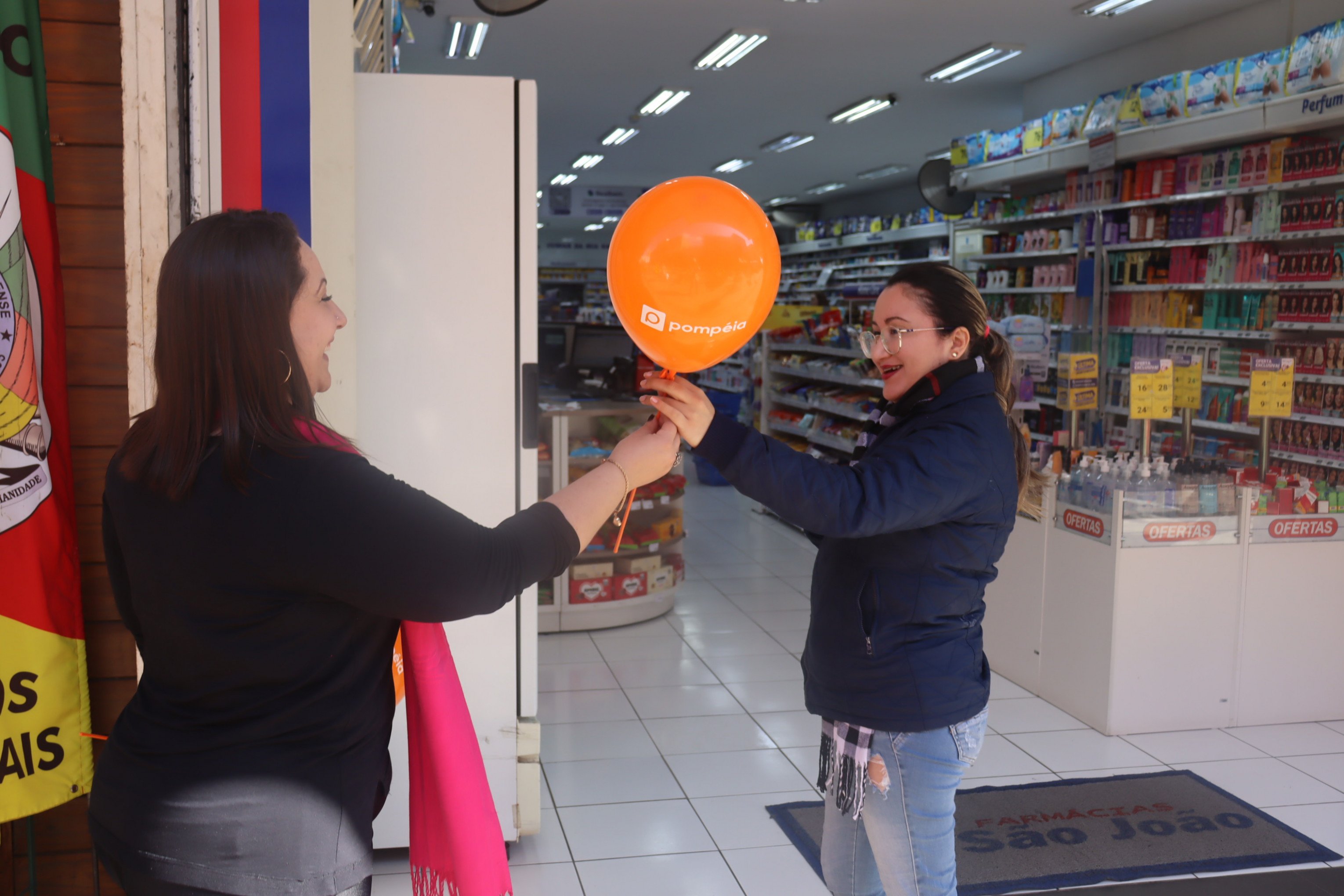 Viva São Léo na segunda quadra da Rua Independência - lojistas distribuíram balões e brindes