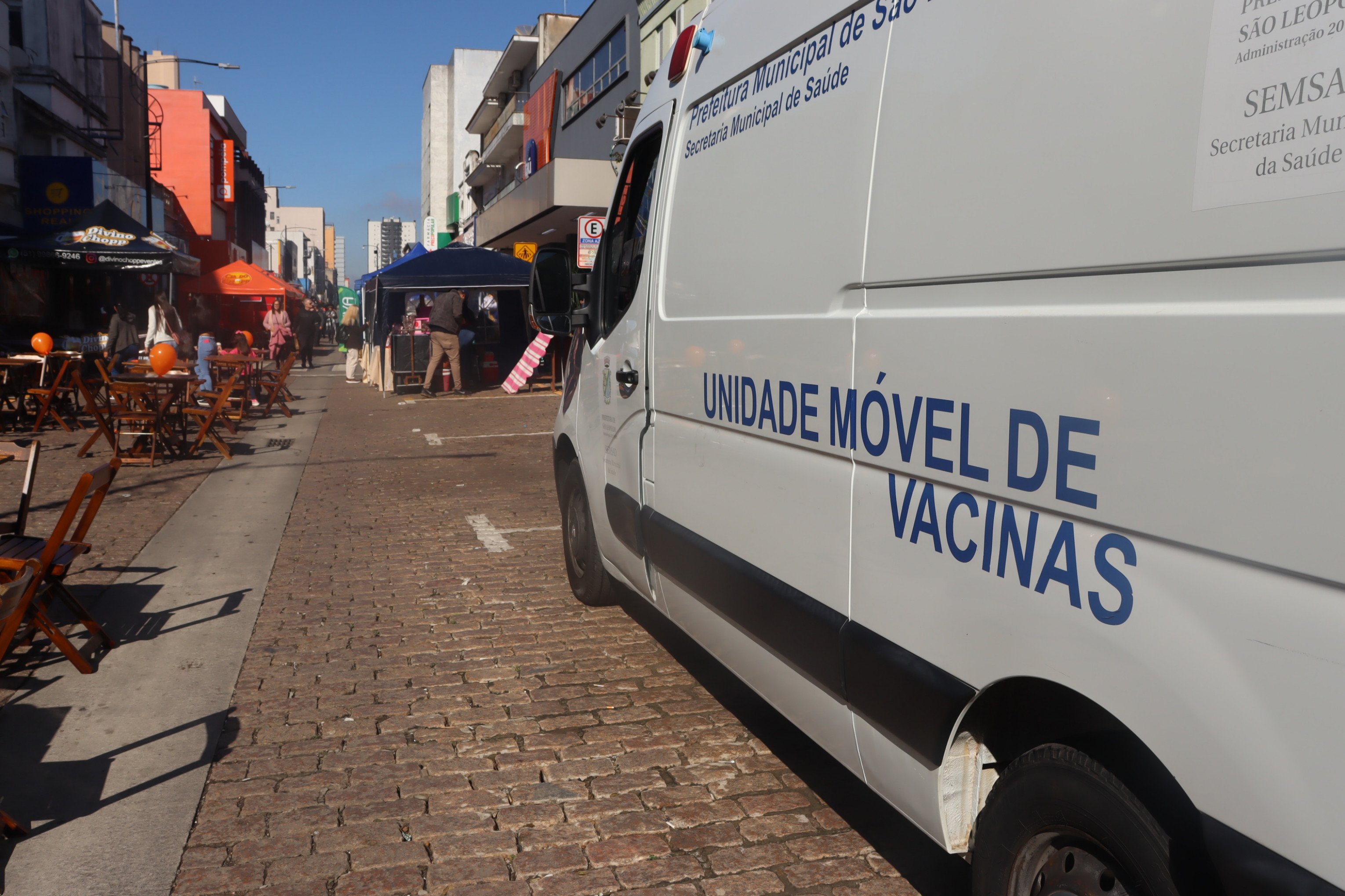 Viva São Léo, na segunda quadra da Rua Independência, contou com Unidade Móvel de Vacinação