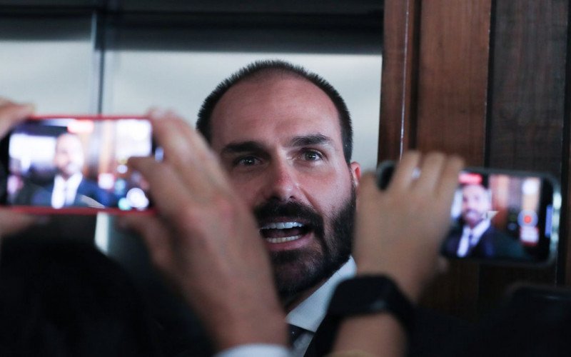 Eduardo Bolsonaro diz que não vai renunciar ao mandato de deputado  | abc+