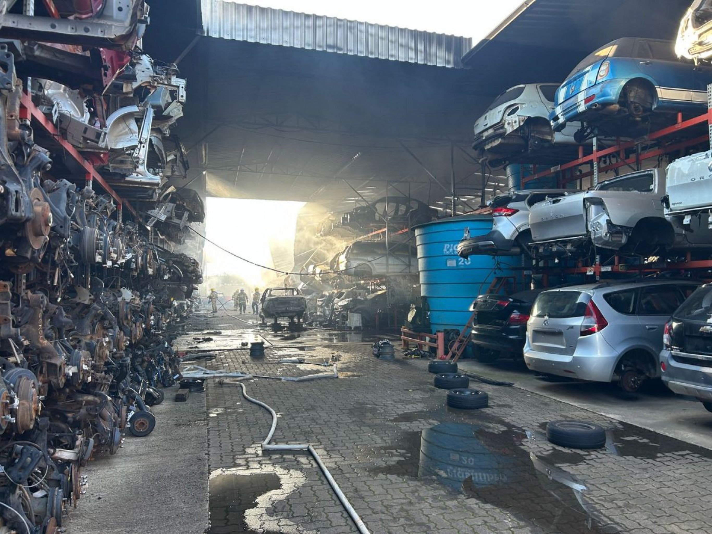 VÍDEO: Parte da estrutura de centro de desmanche de veículos atingido por incêndio desabou, diz tenente do Corpo de Bombeiros