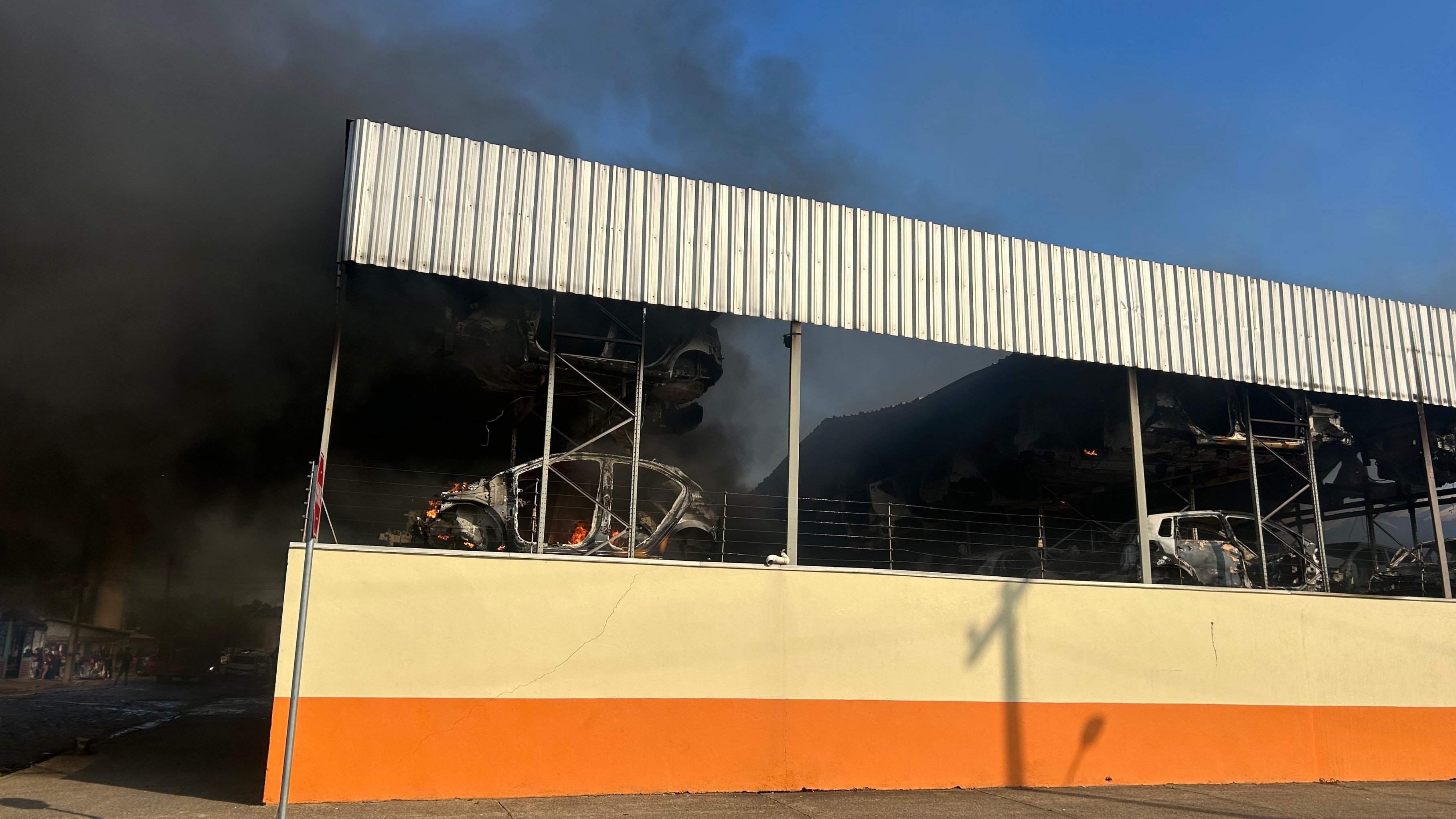 Incêndio iniciado em demolidora de veículos atingiu casa em São Leopoldo