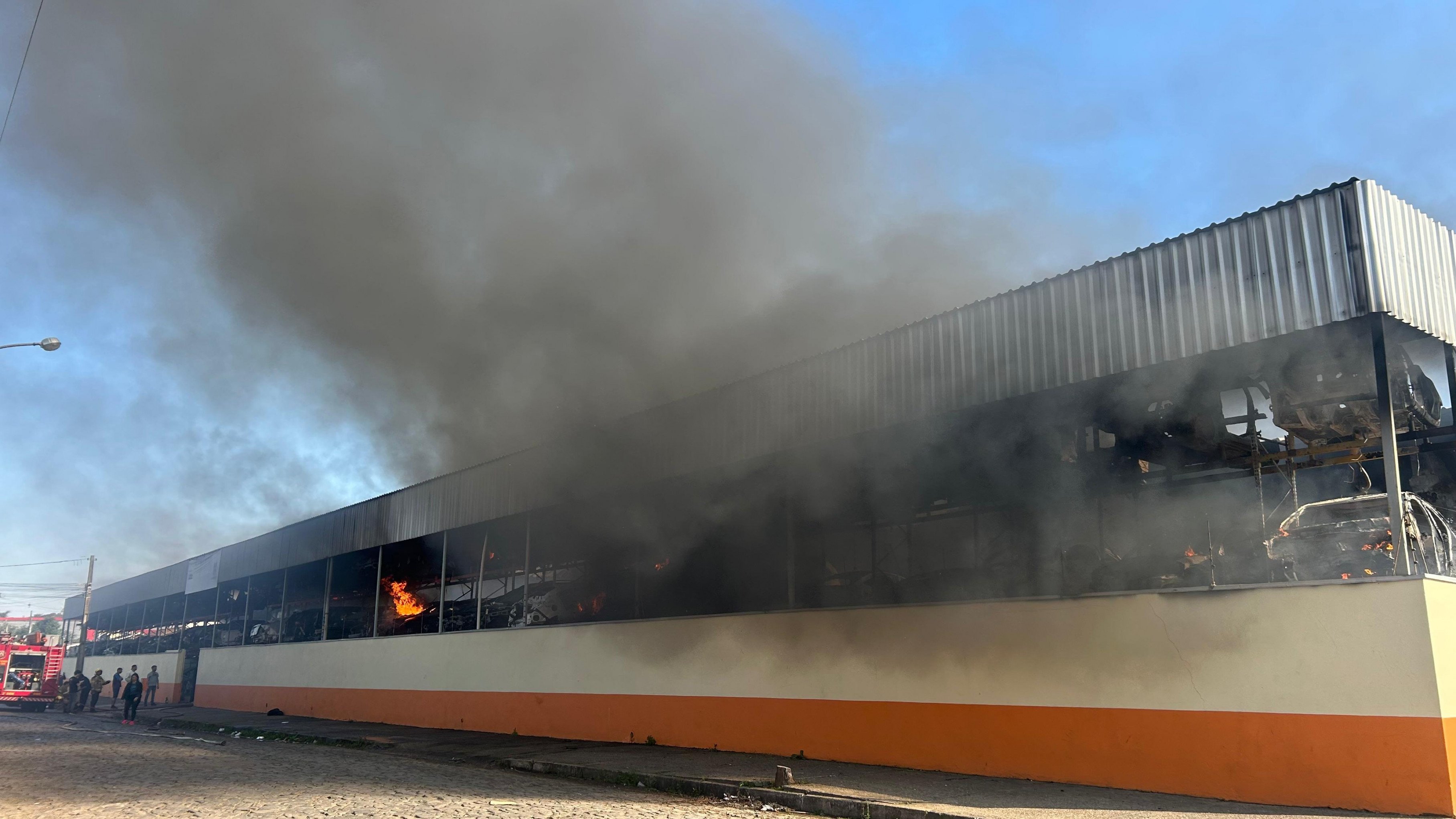 VÍDEO: Bombeiro ferido em incêndio em centro de desmanche de veículos é aplaudido na saída do hospital