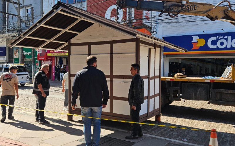Espaços começaram a ser instalados na Rua Independência no início da tarde desta segunda-feira (21) 