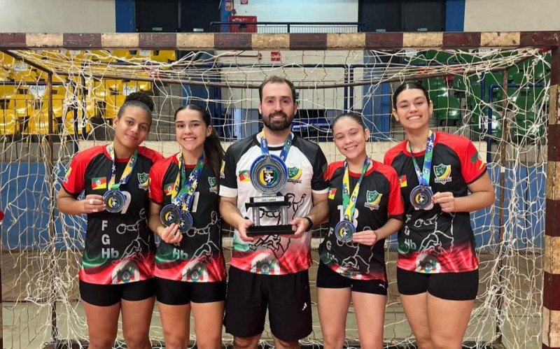 Poliana Rosa, Eduarda Kulmann, Matheus Arena, Ester de Lima e Ana Clara Pimentel com o troféu e medalhas do vice-campeonato brasileiro em MS | abc+
