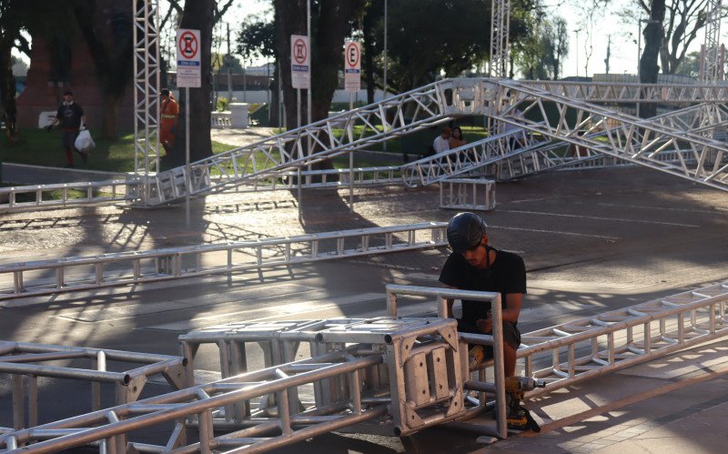 Montagem de estruturas da São Leopoldo Fest é iniciada na Praça do Imigrante