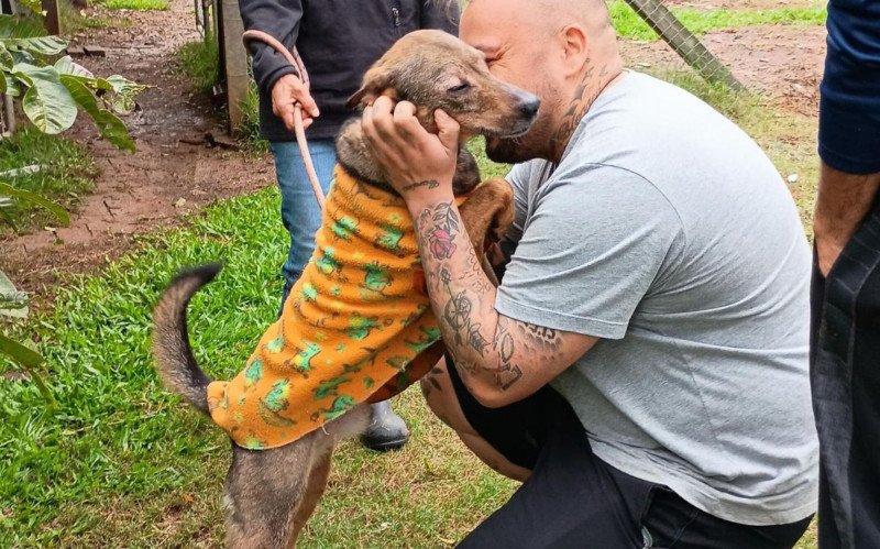 Jorge Yuri Machado reencontrou seu cachorro Tigre no abrigo Palmira Gobbi no mês passado | abc+