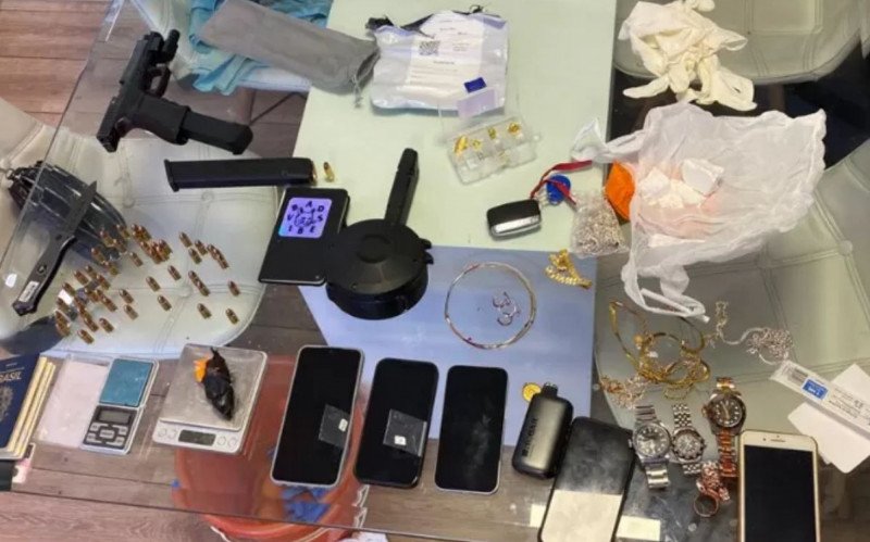 Drogas e arma sem numeração foram encontradas no local | abc+