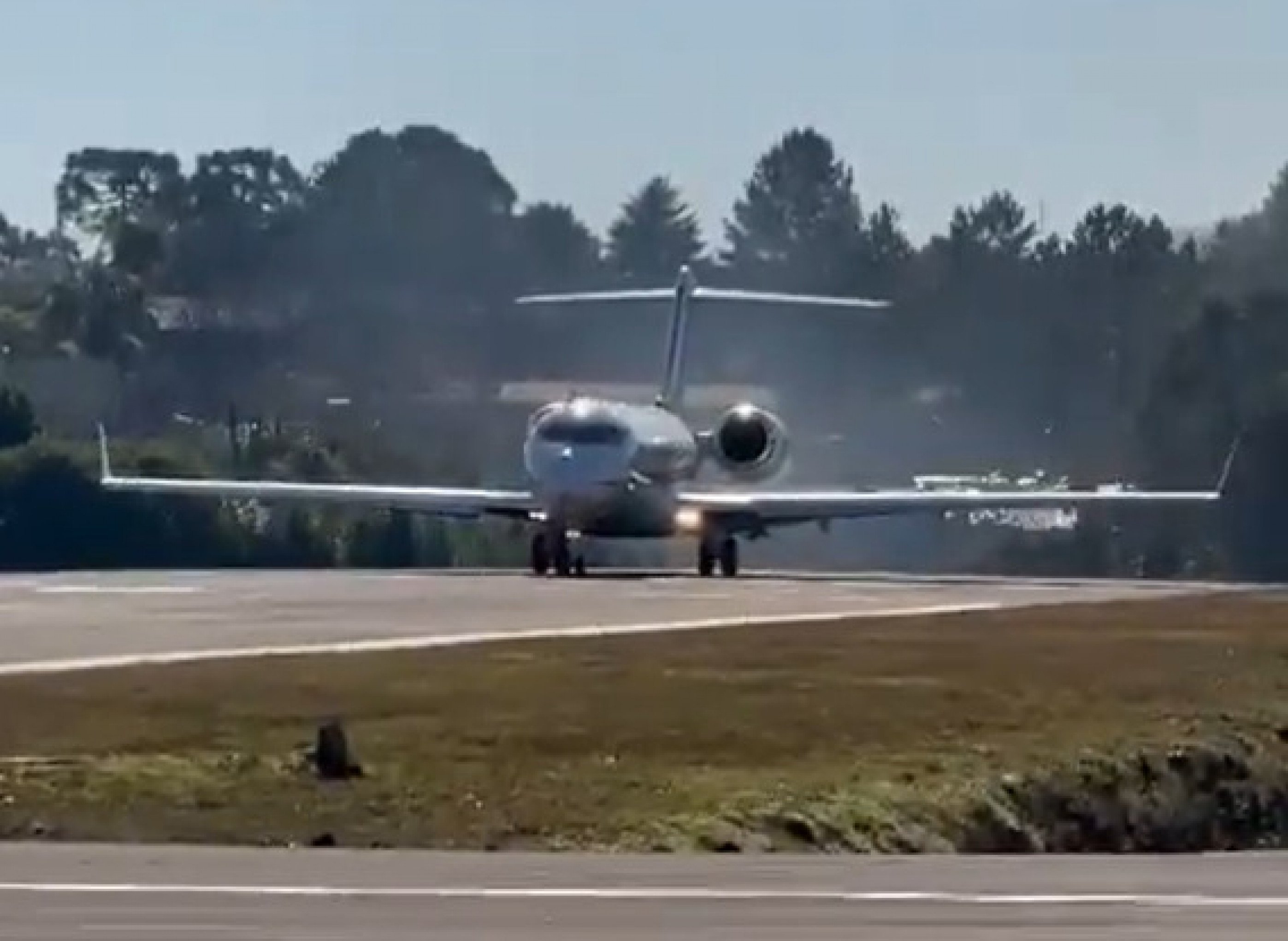 Jatinho arranca telha de galpão durante decolagem no Aeroporto de Canela; veja vídeo