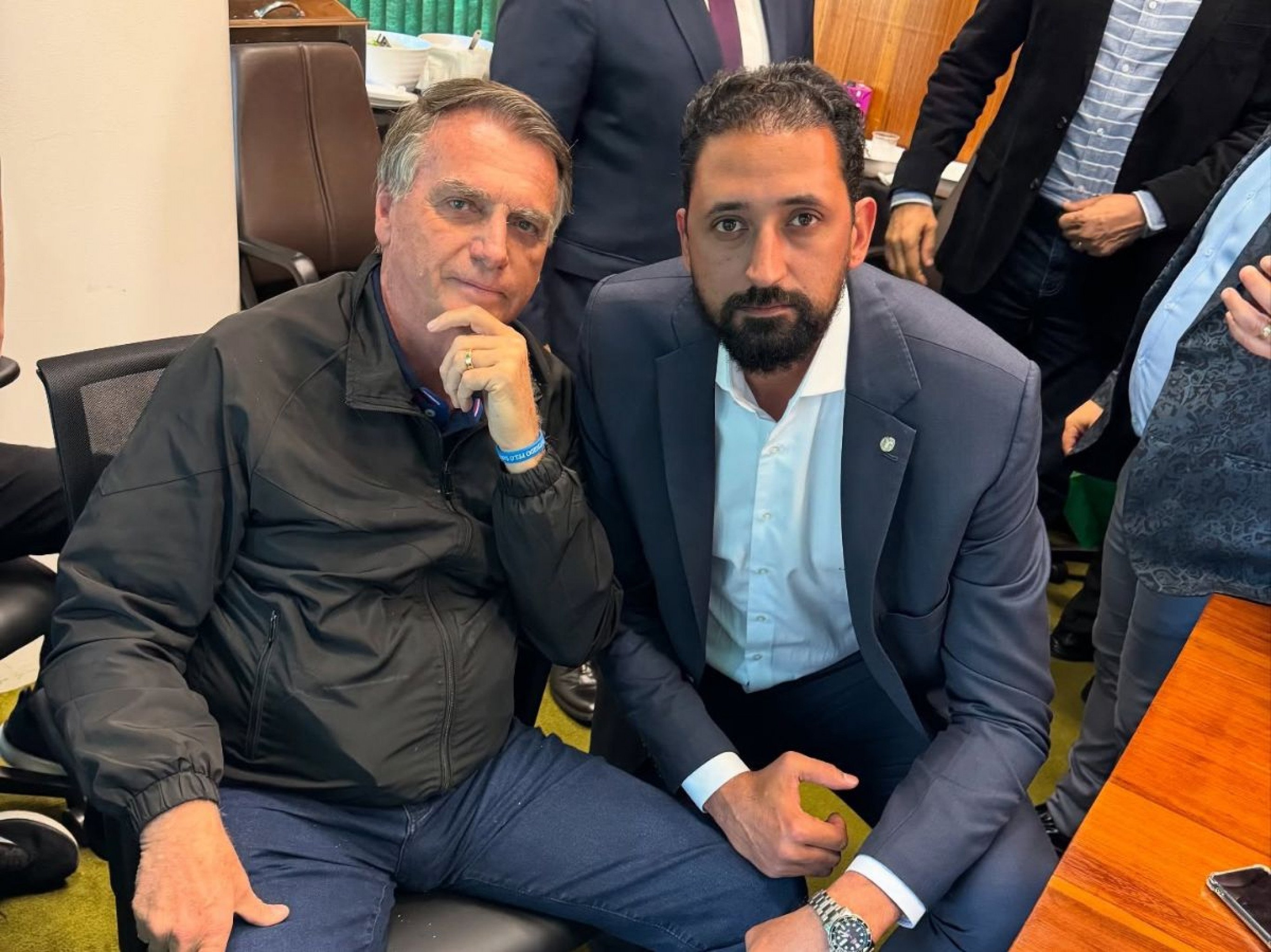 VEJA FOTO: Bolsonaro posa para registro inédito e exibe tornozeleira eletrônica ao lado de deputado do PL