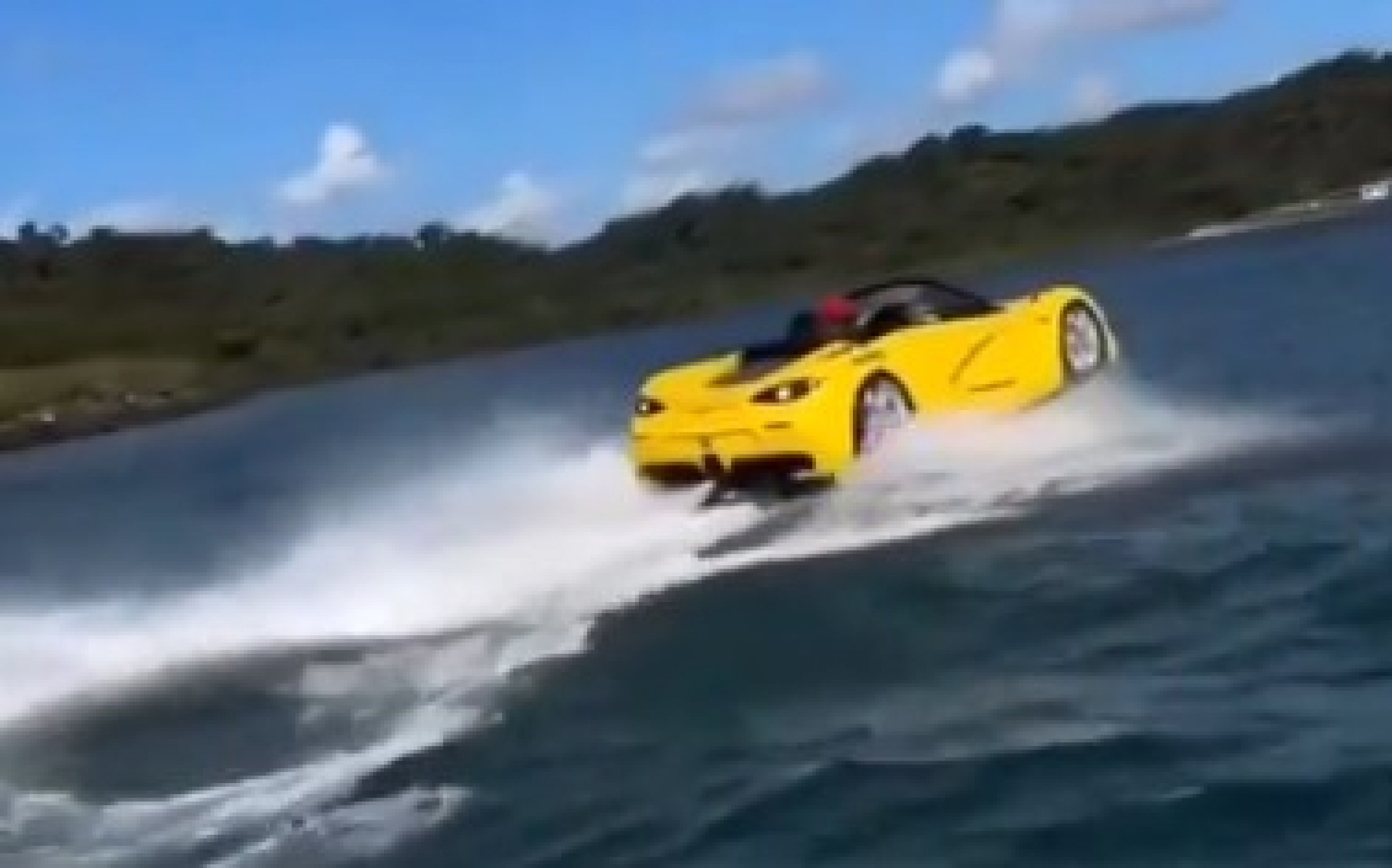 VÍDEO: Carro de luxo aquático chama a atenção de banhistas em praia brasileira