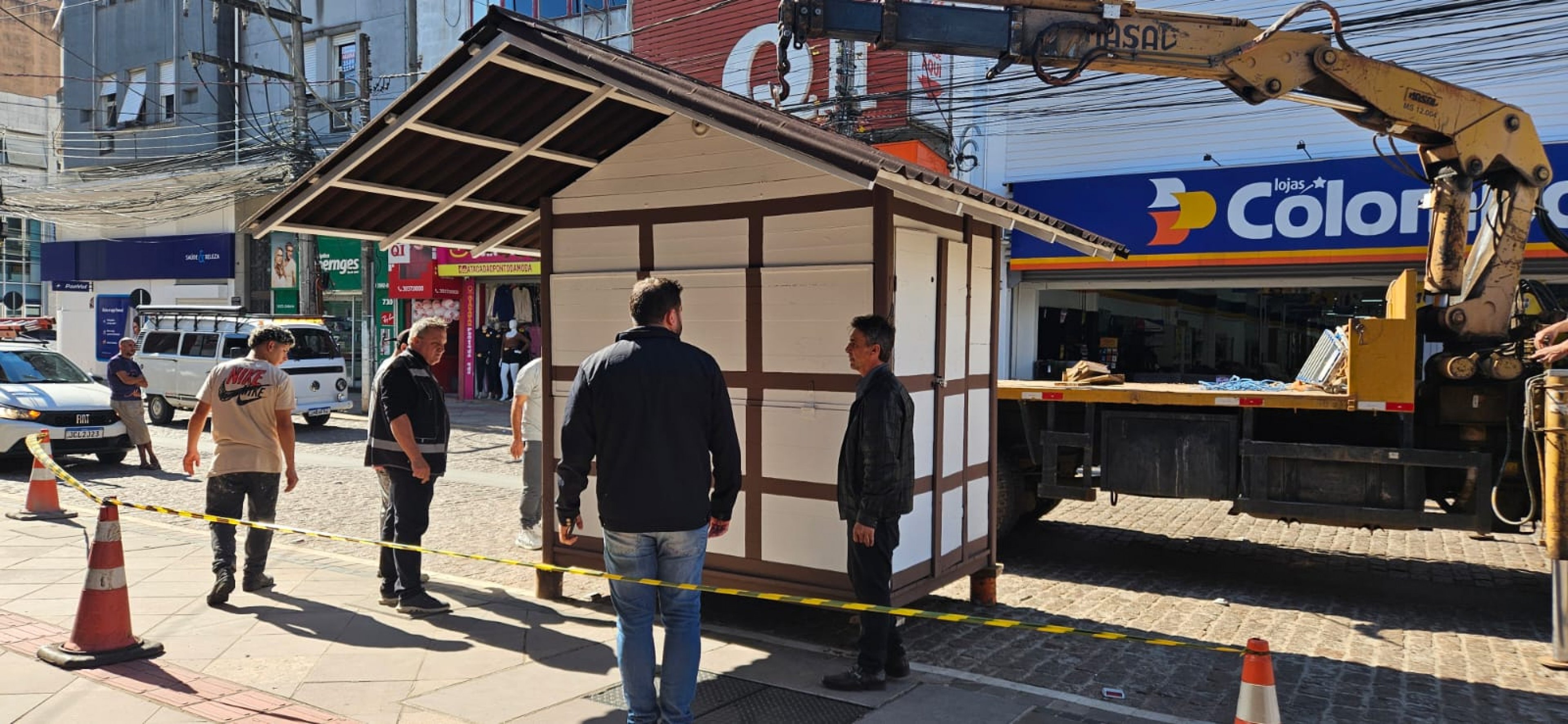 Casinhas enxaimel começam a ser instaladas na Rua Independência