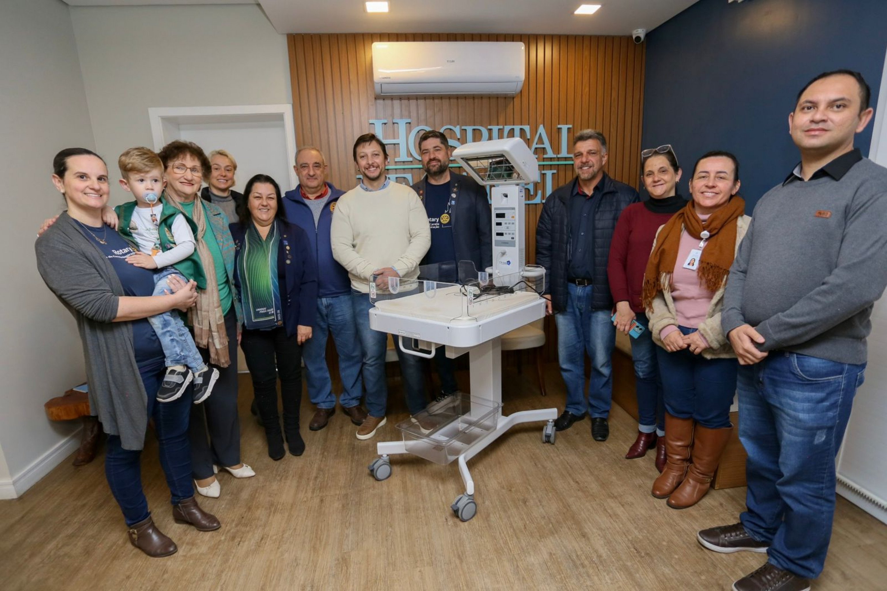 Hospital de Canela recebe doação de entidade de berço aquecido e ar-condicionado