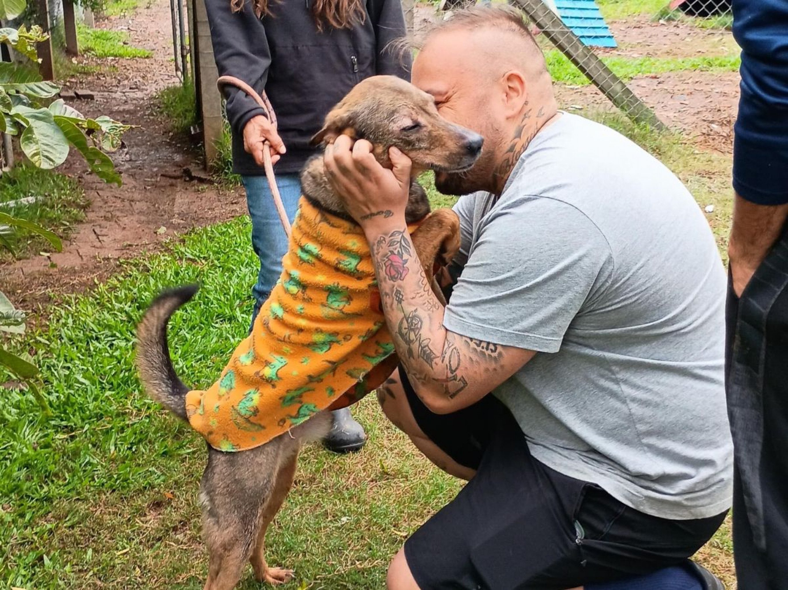 VÍDEO: Barbeiro reencontra cachorro perdido na enchente após um ano de esperança; veja momento emocionante em Canoas