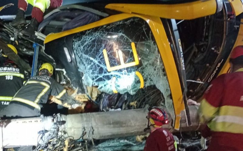 BR-101: PRF confirma uma morte e oito feridos em acidente com ônibus de Porto Alegre em Santa Catarina | abc+