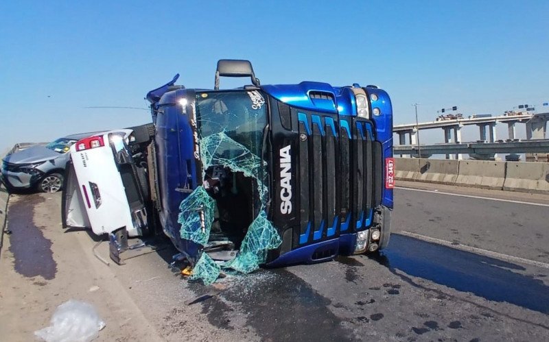 Caminhão tomba na descida da nova ponte do Guaíba | abc+
