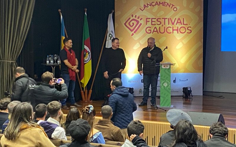 Secretário de Turismo do Estado Santini e vice-prefeito Luia, no lançamento do Gaúchos