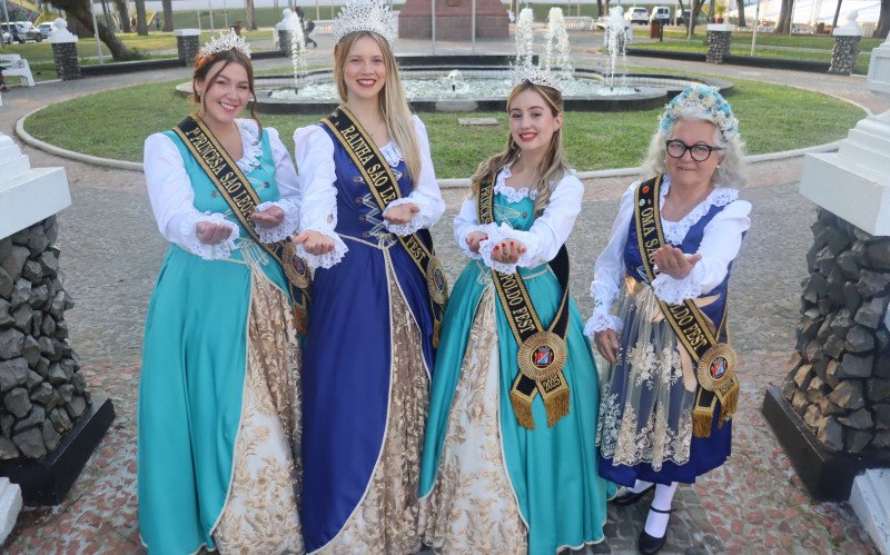 Corte da São Leopoldo Fest 2025 - primeira princesa, Elisângela Vanessa Schimidt; rainha Amanda Pilger; segunda princesa Nicoly do Couto Vicente; e oma Cacilda Rodrigues Barcelos