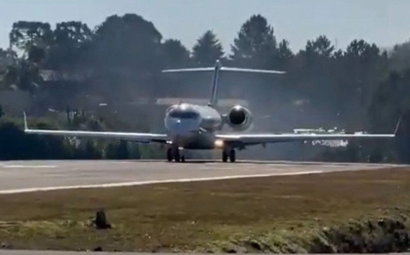 Jatinho causa ventania durante decolagem no Aeroporto de Canela