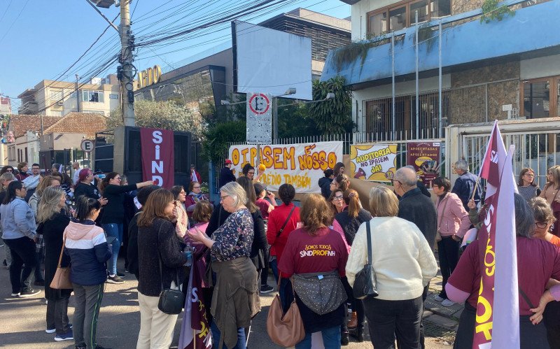 Ato simbólico em frente ao antigo prédio do Ipasem, localizado na Rua 5 de Abril | abc+