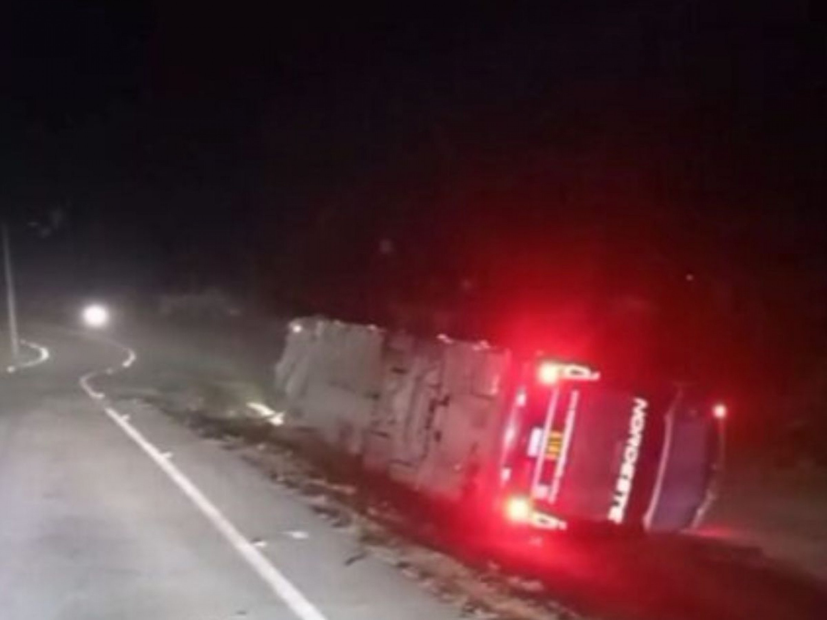 BR-101: Ônibus de turismo de Porto Alegre tomba em Santa Catarina; uma morte é confirmada