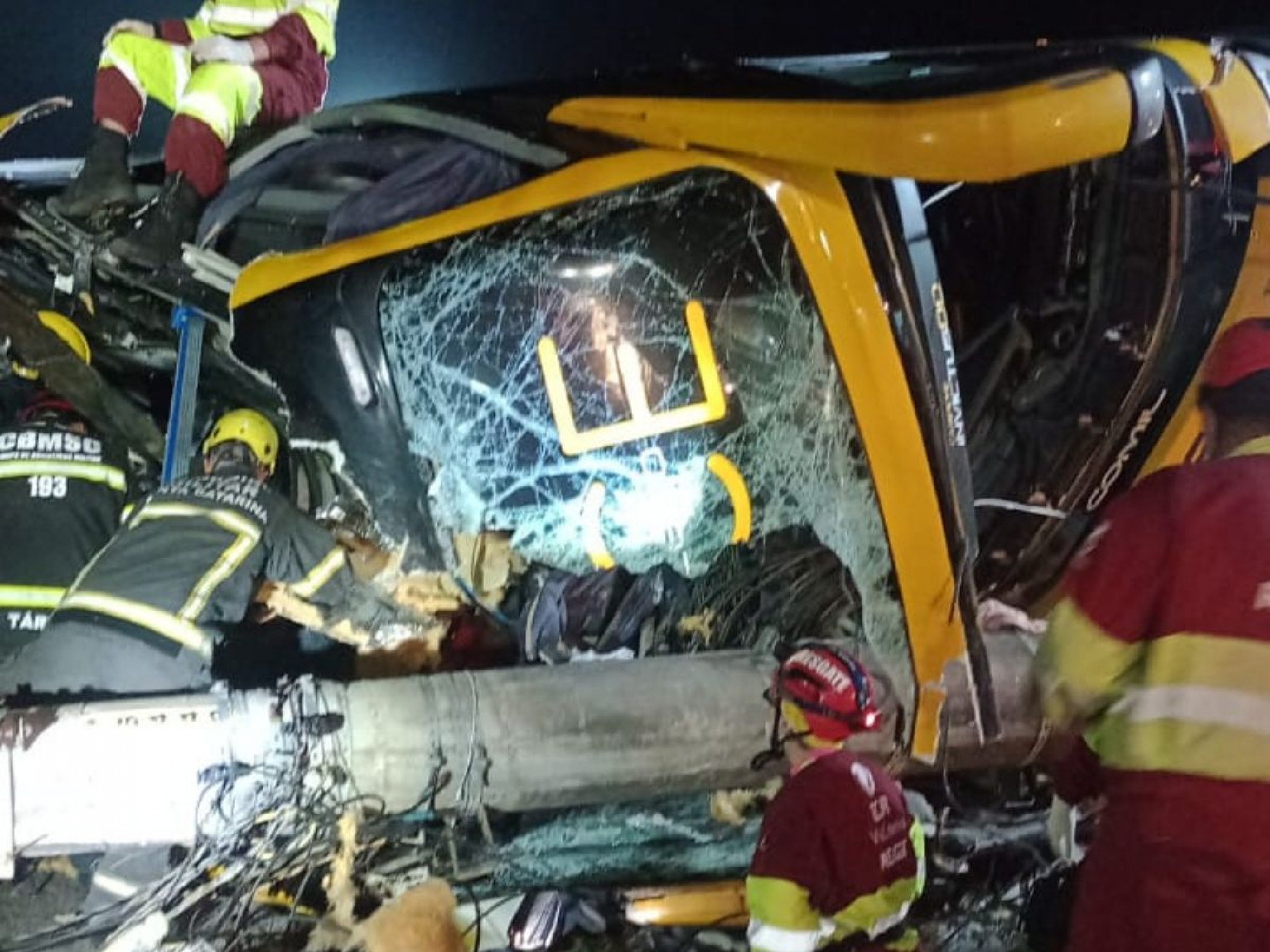 BR-101: PRF confirma uma morte e oito feridos em acidente com ônibus de Porto Alegre em Santa Catarina