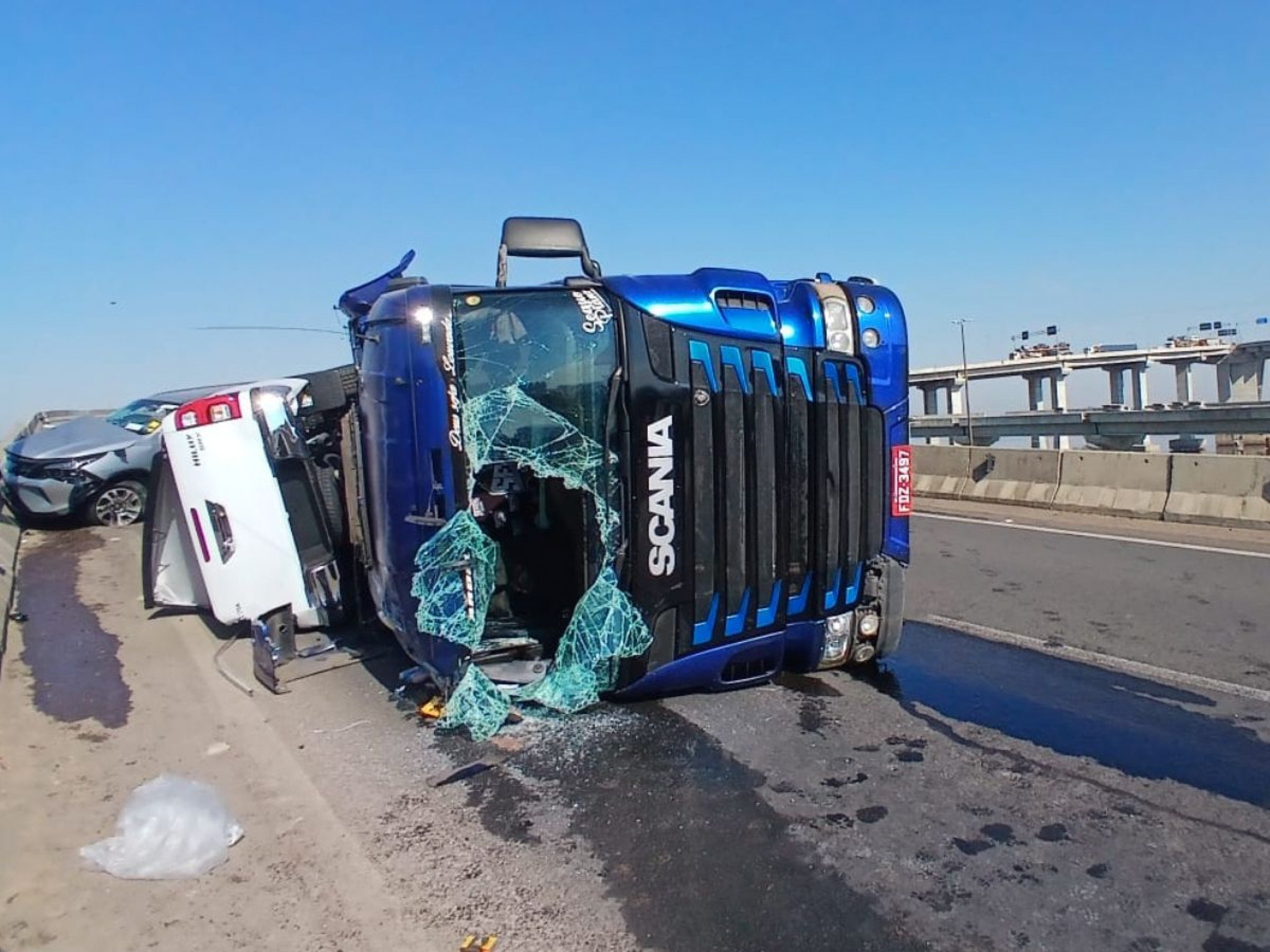 Veículo despenca da nova ponte do Guaíba após tombamento de caminhão-cegonha