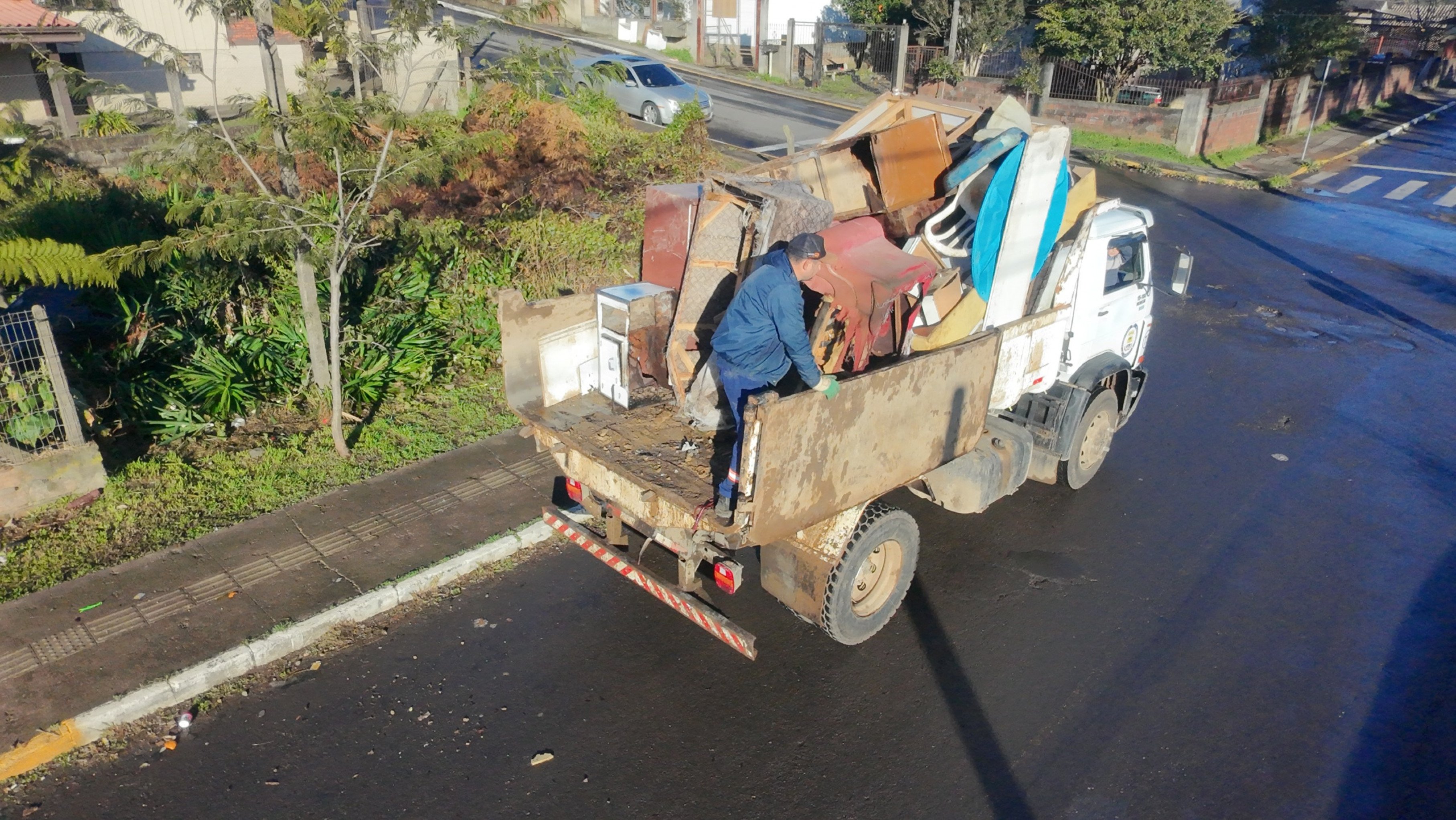 Mais de 10 toneladas de resíduos especiais são retirados das ruas de bairros de Canela; veja como foi bota-fora