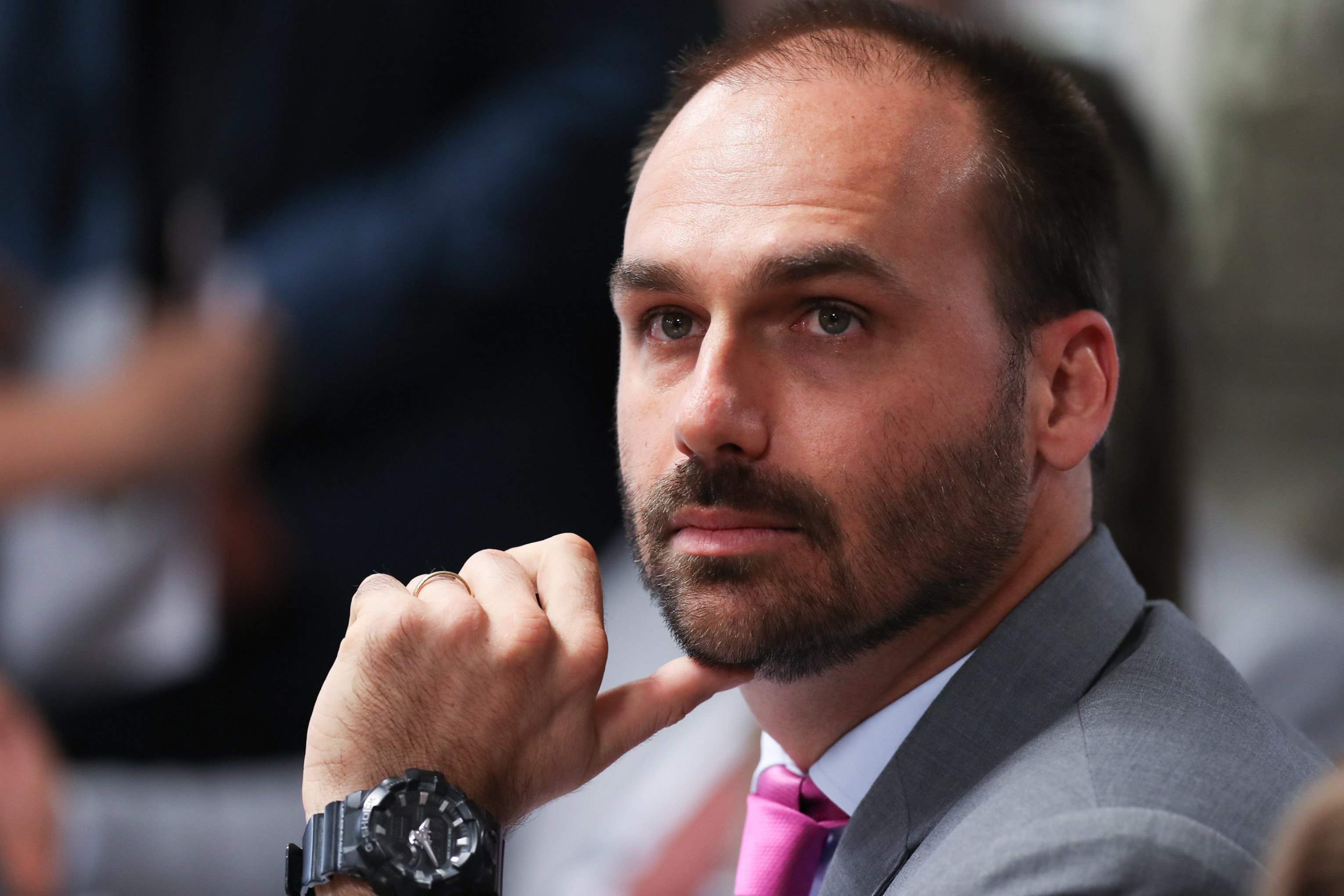 Após 4º voto pela condenação de Eduardo Bolsonaro por difamação, Mendonça suspende julgamento