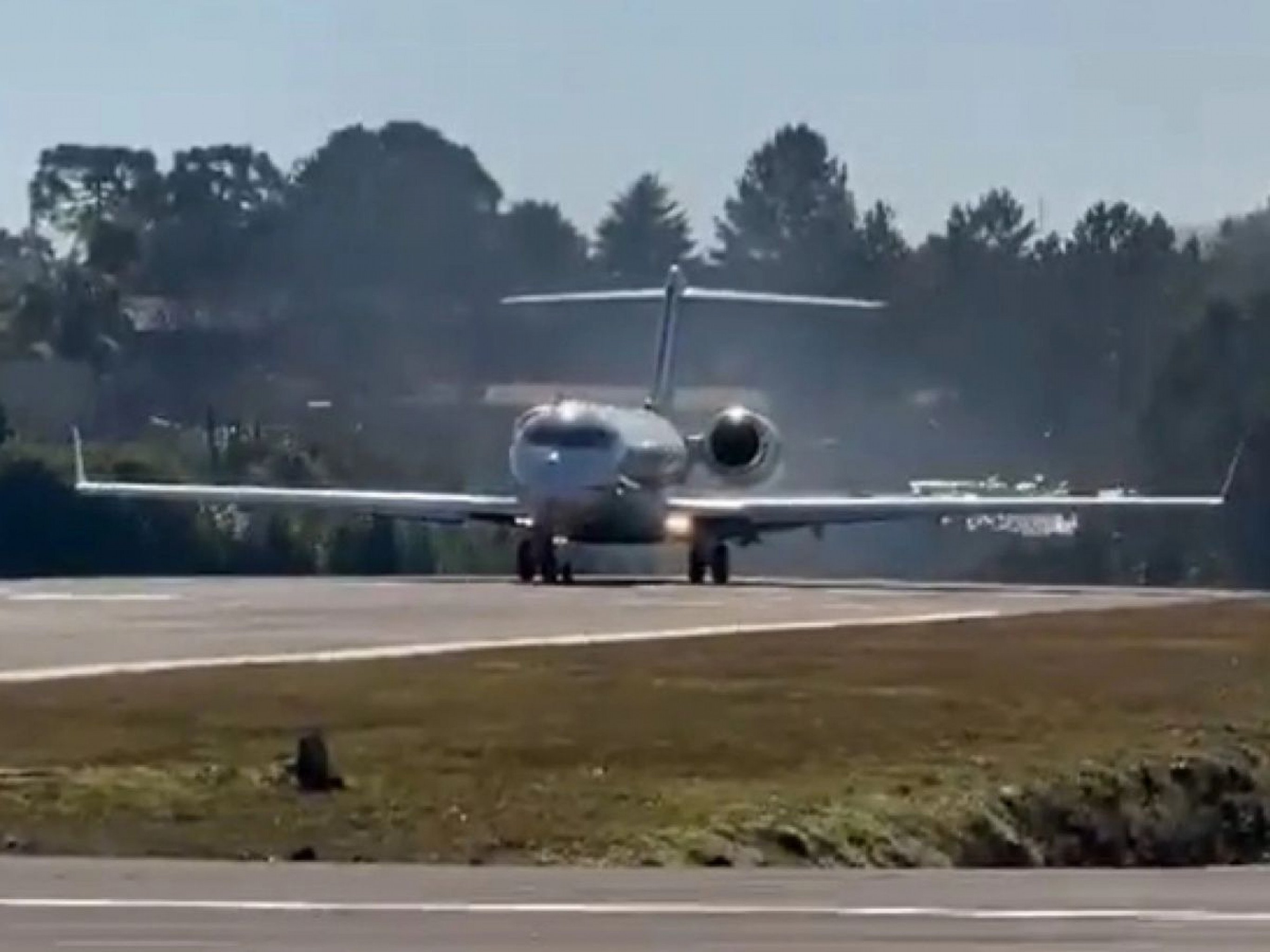 Potência dos motores de jatinho gerou turbulência e forte ventania no aeroporto de Canela: Entenda a manobra de decolagem