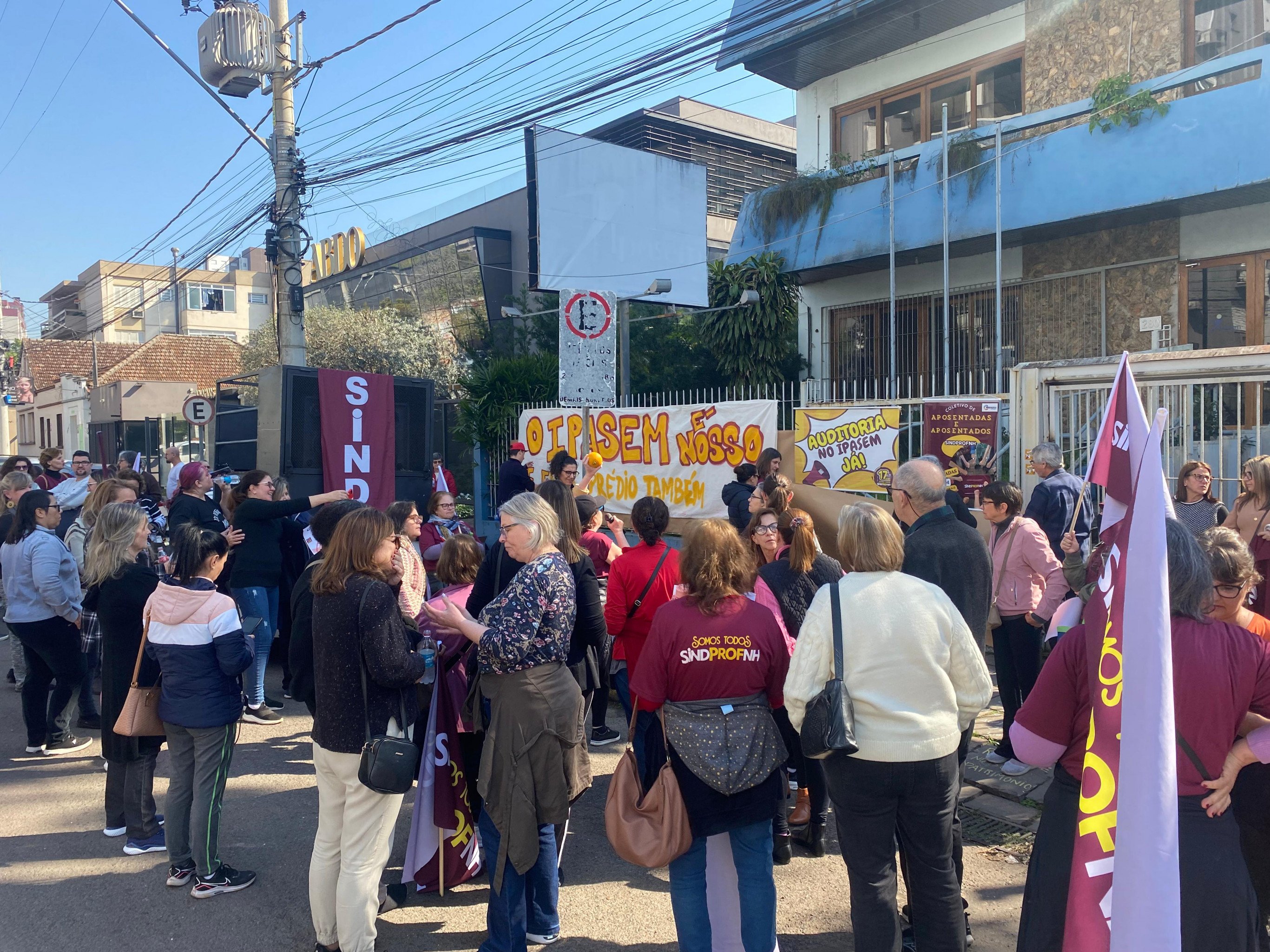 "Abraço ao prédio": SindprofNH faz ato para reivindicar reforma de antiga sede do Ipasem