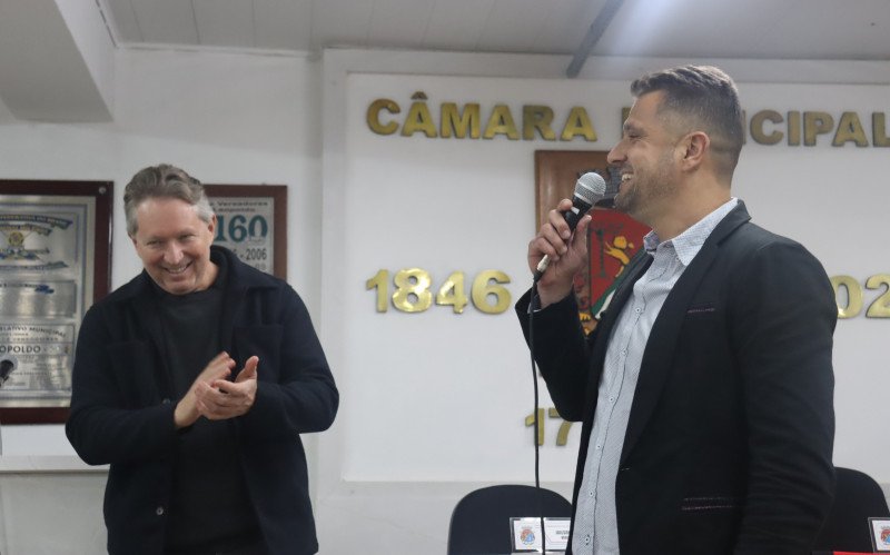 Marcelo Pitol (à direita) comenta sobre o projeto ao lado do chefe de gabinete João Luis Grando