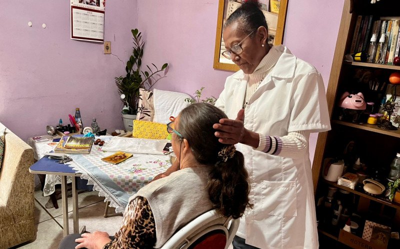 Maria Conceição da Rosa, 68 anos, benze desde os 11