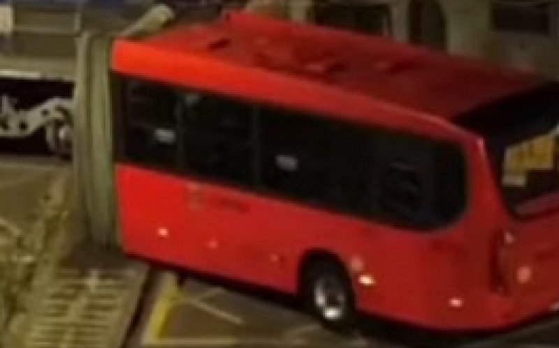 Ônibus parte ao meio após colidir com trem e deixa 11 feridos no Sul do Brasil | abc+