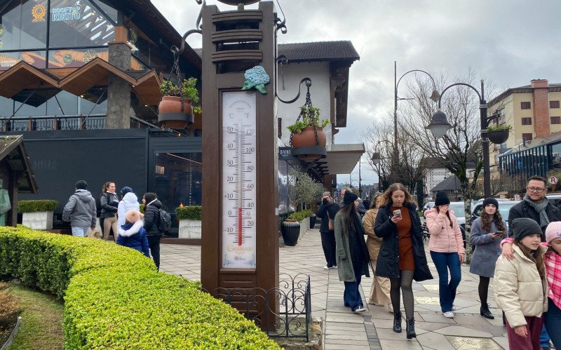 Centro de Gramado em dia frio, de alta temporada, com movimentação