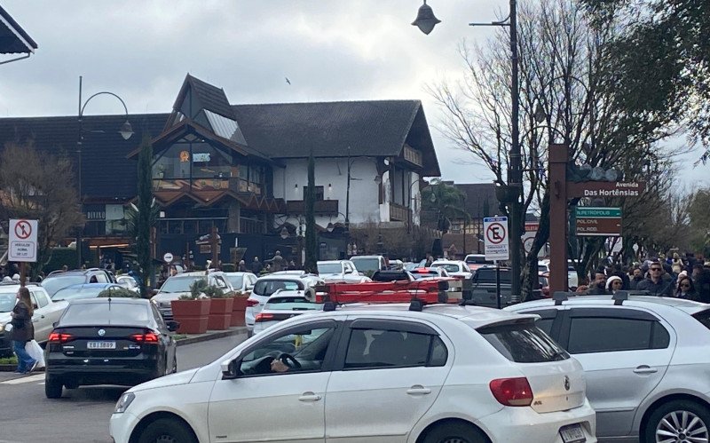 Gramado, Centro de Gramado, frio, alta temporada, céu nublado, movimentação, férias de julho