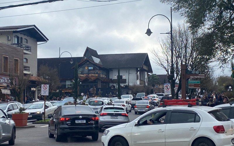 Gramado, Centro de Gramado, frio, alta temporada, céu nublado, movimentação, férias de julho