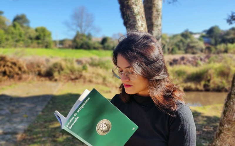 Escritora de Nova Petrópolis lança livro de poesias nesta sexta-feira