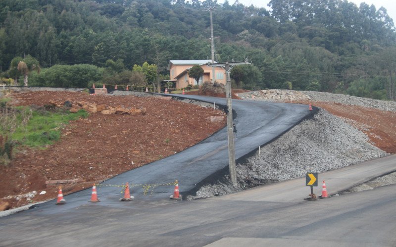 Novo asfalto carece de sinalização, o que deve levar 3 meses