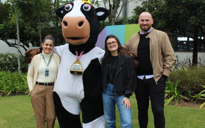 Assessora executiva, Joice Franciele de Oliveira, mascote da 4ª Ruralfest, Ruralita, chefe do departamento de Turismo, Isadora Schommer e secretário de Desenvolvimento Econômico, Inovação e Turismo, Gabriel Boll Berlitz, em visita ao Grupo Sinos. | abc+