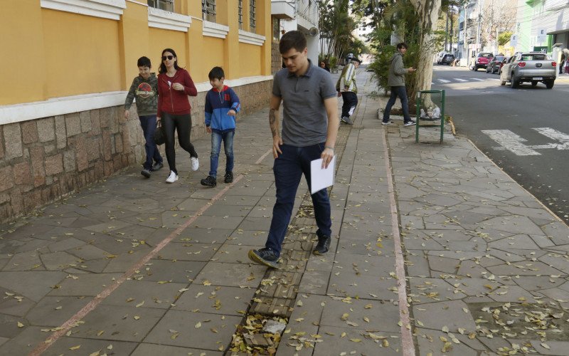 Piso tátil na Rua Ipiranga, na lateral do prédio da Prefeitura, apresenta falhas | abc+