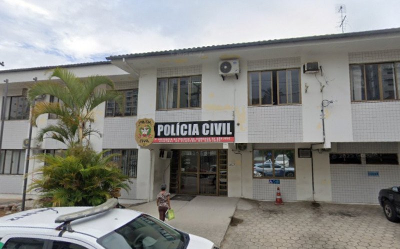 Dentista foi detido pela polícia e levado para uma cela em uma delegacia, onde morreu, em SC | abc+