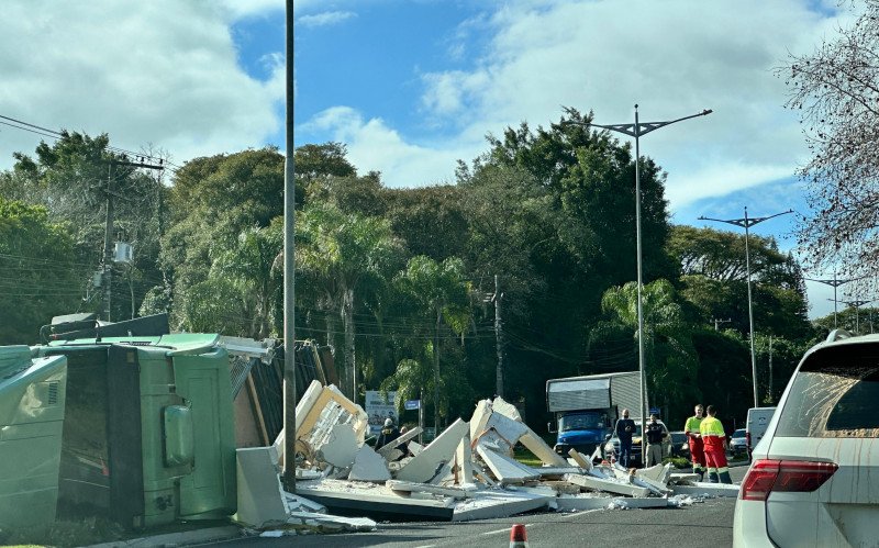 BR-116: Caminhão tomba e causa bloqueio parcial na rodovia  | abc+