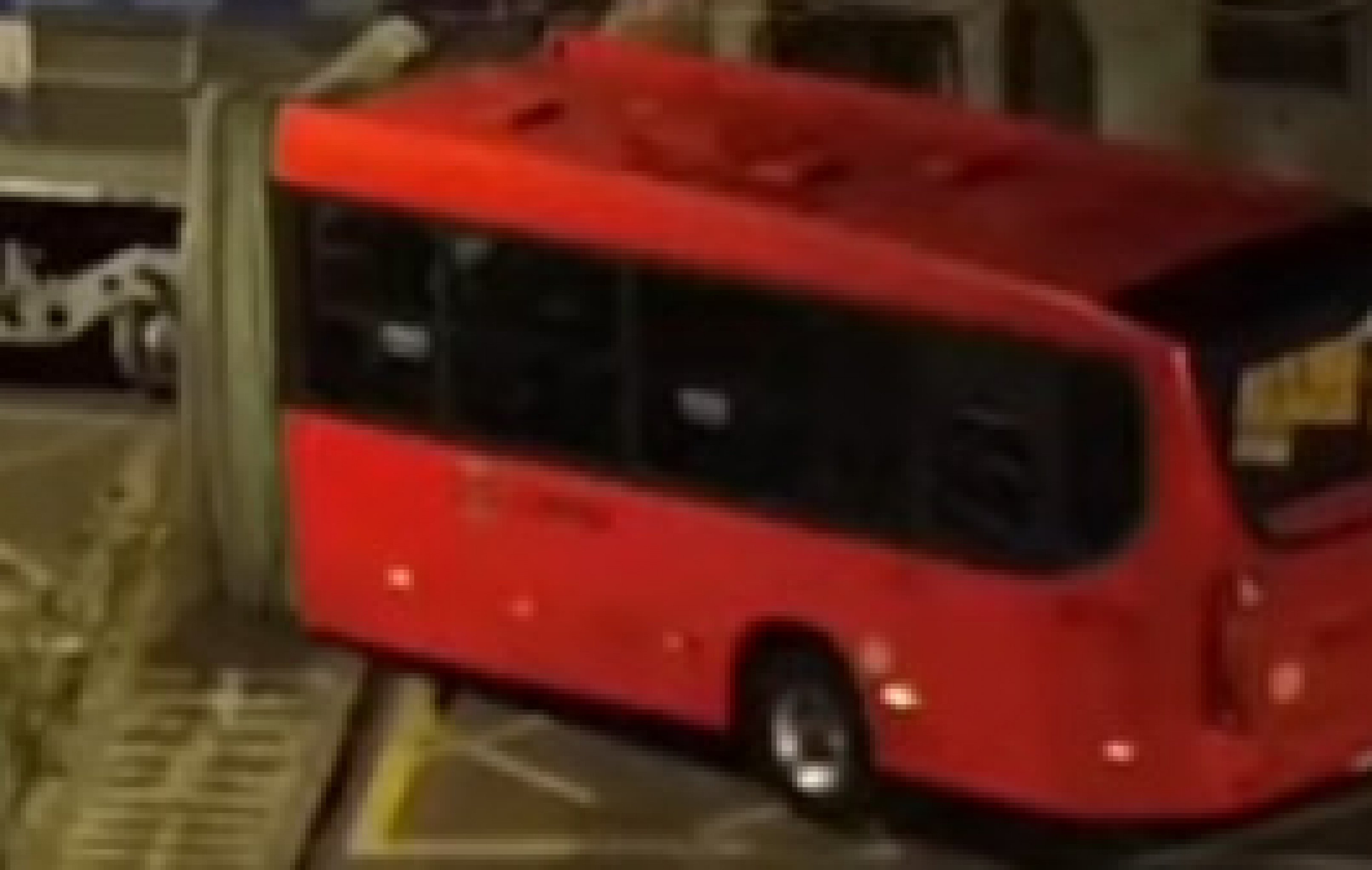 VÍDEO: Ônibus parte ao meio após colidir com trem e deixa 11 feridos no Sul do Brasil