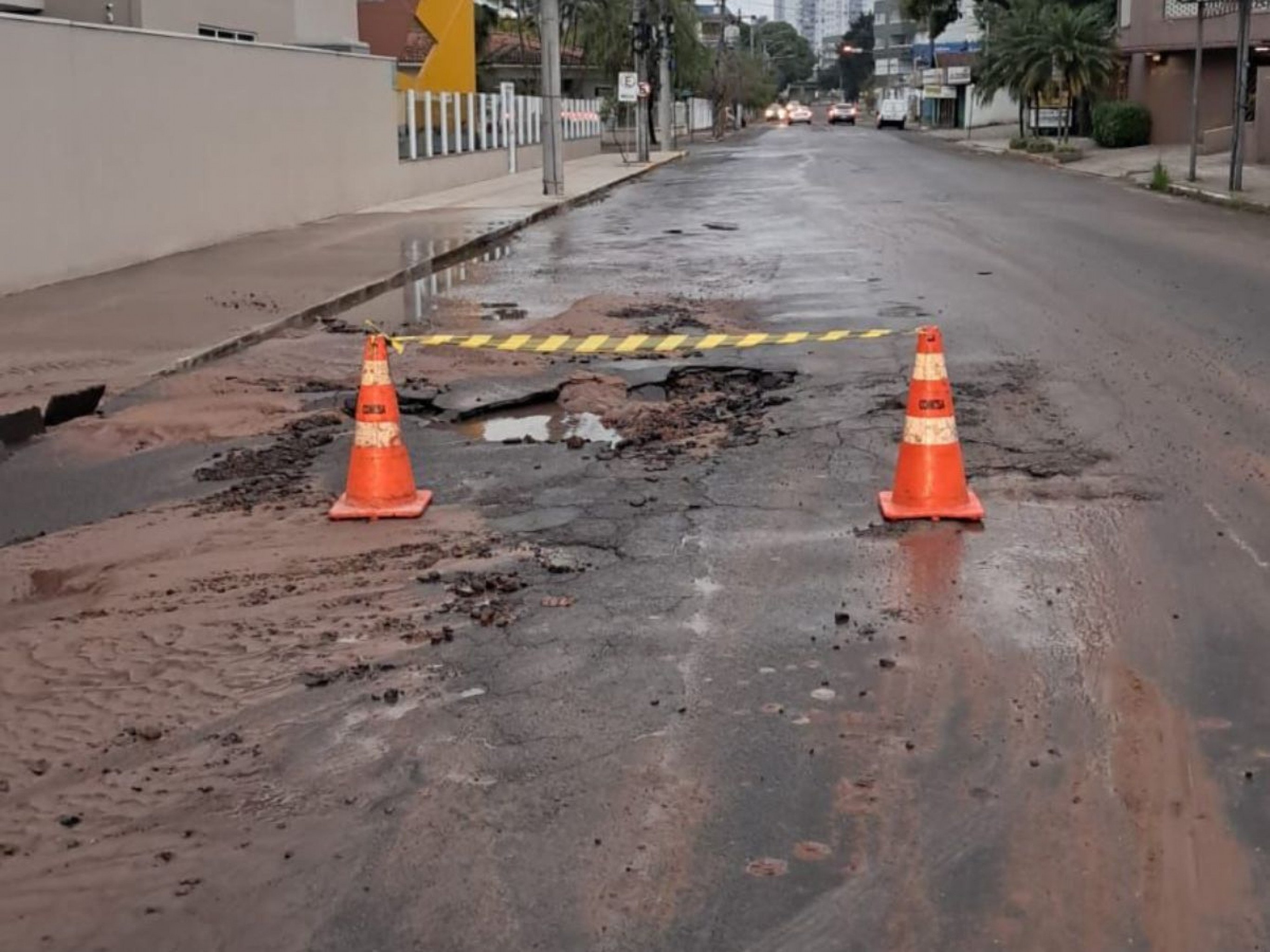 Vazamento de água atinge via da área central de Novo Hamburgo; milhares de clientes da Comusa são afetados