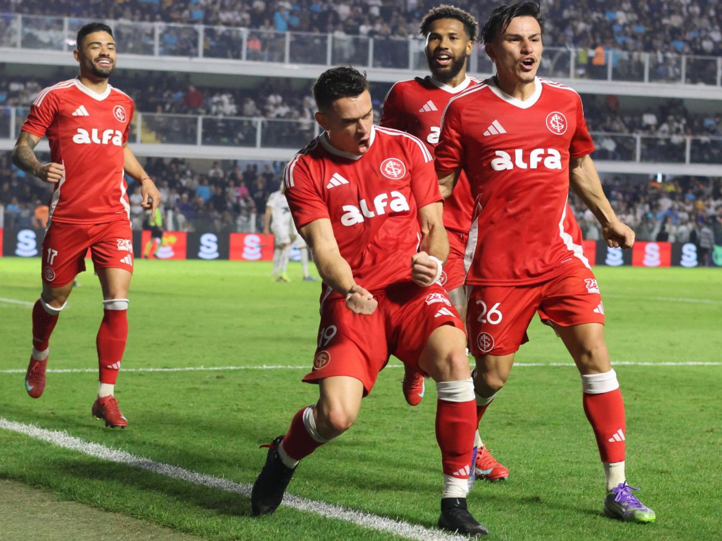 Inter supera o Santos e vence terceira seguida no Brasileirão
