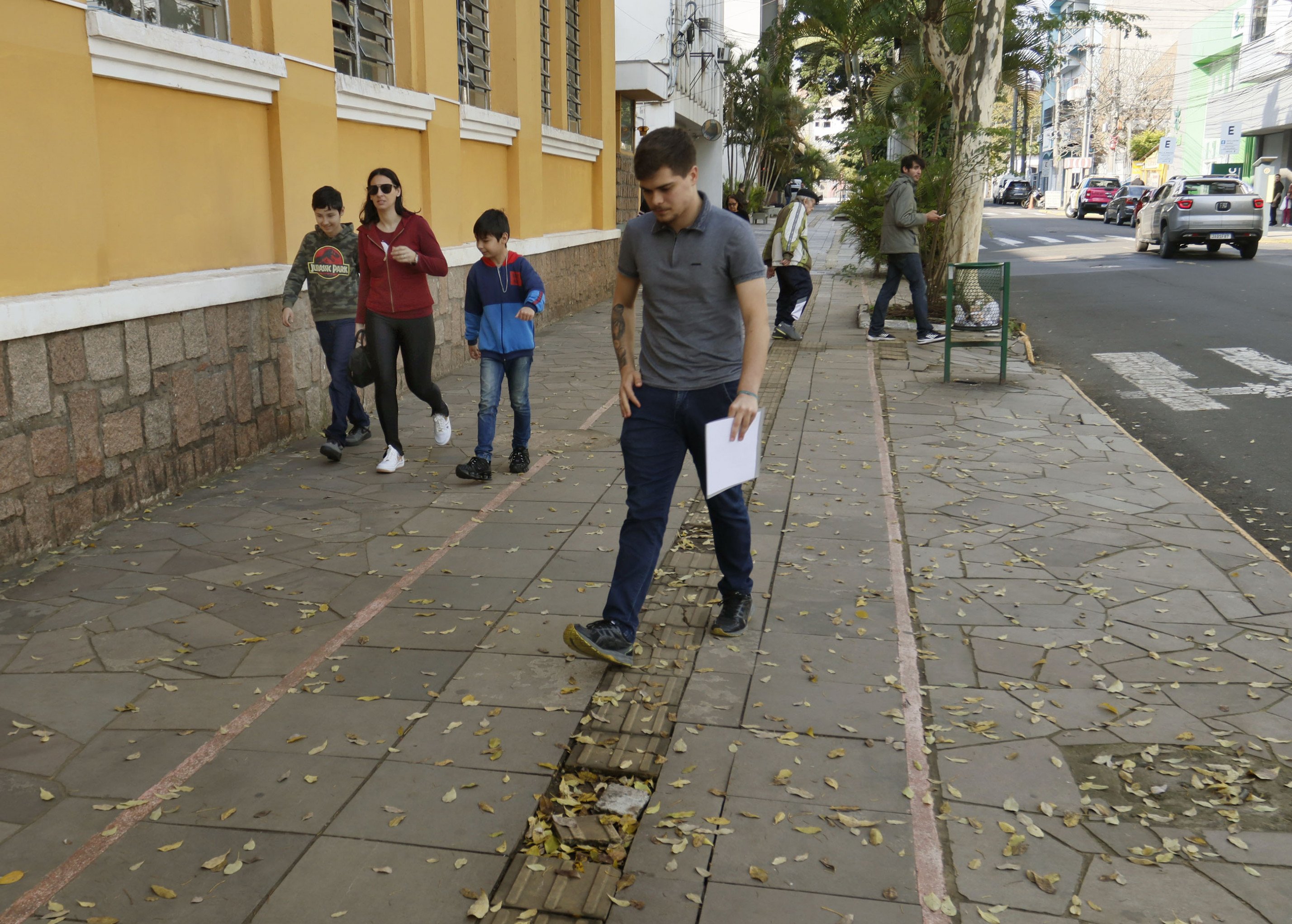 Piso tátil danificado e falta de fiscalização dificultam mobilidade de pessoas com deficiência visual no Centro de Canoas