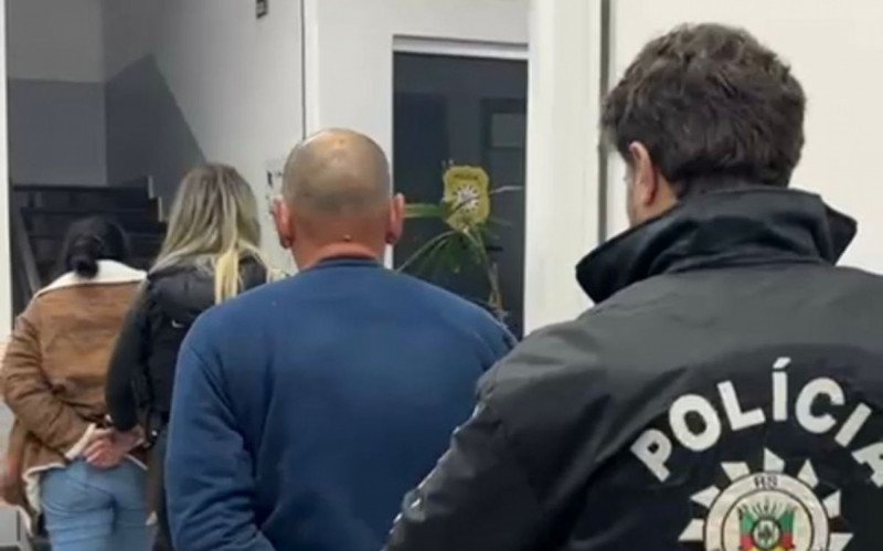Vizinhos são presos por suspeita de matar idoso em Lomba Grande | abc+