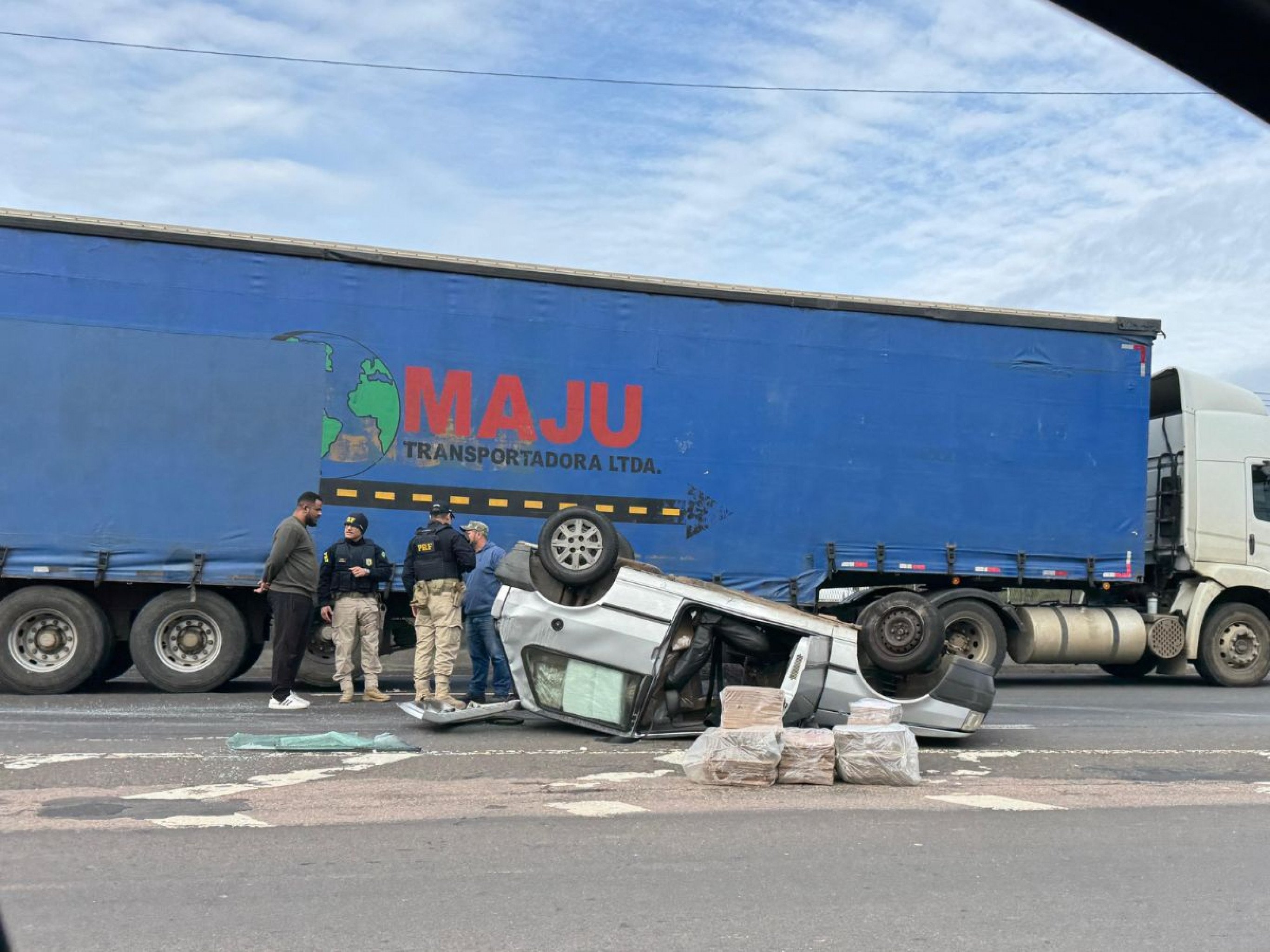 BR-116: Carro capota após colisão com caminhão no Vale do Sinos